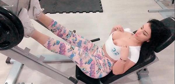  Morena Safada Se Exibindo na ACADEMIA, Mostrando os peitos e Masturbando Gostoso - Hot Gym Girl Emanuelly Raquel